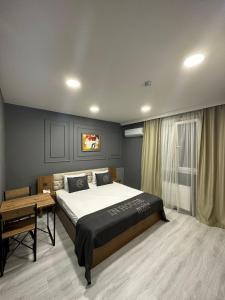 Tempat tidur dalam kamar di İN HOUSE SUİTE