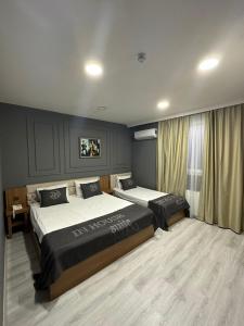 伊斯坦堡的住宿－İN HOUSE SUİTE，一间卧室设有两张床和窗户。