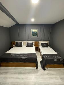 Łóżko lub łóżka w pokoju w obiekcie İN HOUSE SUİTE