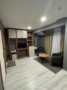 ein Wohnzimmer mit einem Sofa, einem Tisch und Stühlen in der Unterkunft İN HOUSE SUİTE in Istanbul