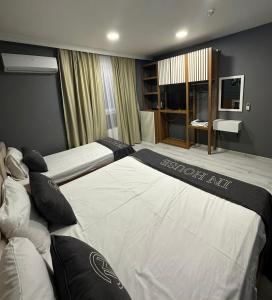 une chambre d'hôtel avec trois lits dans une chambre dans l'établissement The Core Otel, à Istanbul 12 autres photos