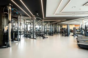 een fitnessruimte met veel fitnessapparatuur en machines bij GREFIS Hotel in München