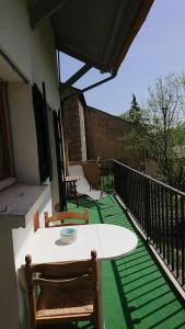 eine Terrasse mit einem Tisch und Stühlen auf dem Balkon in der Unterkunft Gîte - Appartement - sans draps et serviettes in Artigues