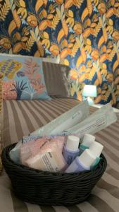 kosz artykułów higienicznych na łóżku w obiekcie Casa - Torre dell'Orologio w mieście Canosa di Puglia