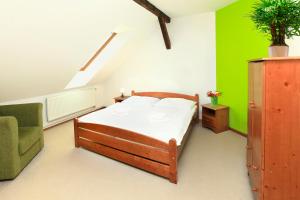 um quarto com uma cama e uma parede verde em penzion Horácko em Unčín