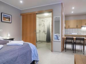 ein Schlafzimmer mit einem Bett, eine Küche und ein Badezimmer in der Unterkunft Studio Apartments in Seyðisfjörður