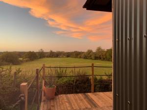 uma vista do convés de uma casa com um campo em Countryside Garden Summer House em Calne