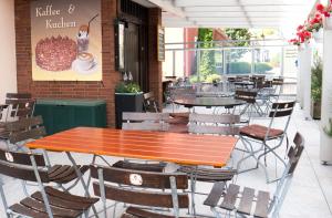 uma mesa e cadeiras em frente a um restaurante em Gasthaus & Pension Lisas-Welt em Ehrenberg