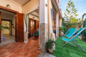 維拉西繆斯的住宿－Bellarosa 3，房屋内带蓝色椅子的庭院