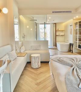 een woonkamer met een bank en een bad bij Hotel Abaco Altea in Altea