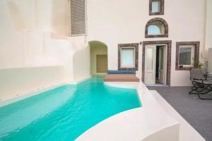 Bazén v ubytování Elegant Santorini Villas Superior One Bedroom Villa with Outdoor Hot Tub Villa Katina Oia nebo v jeho okolí