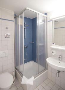 Koupelna v ubytování Sleep & Go Hotel Magdeburg