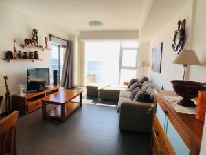 Telewizja i/lub zestaw kina domowego w obiekcie La Manga Beach Club Frontal by Alina365