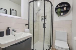 un bagno con doccia, lavandino e WC di The Swan Apartment - Free parking a Harrogate