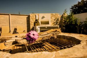 Photo de la galerie de l'établissement Villa Estia - private jacuzzi next to the beach, à Ágios Geórgios 21 autres photos