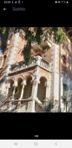 un edificio con un balcón en el lateral. en Residenza Le Dimore Centro, en Verona