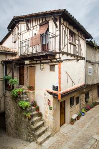 Edificio antiguo con escalera y balcón en CASA PETRA, en Miranda del Castañar