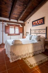 1 dormitorio con 1 cama grande en una habitación en CASA PETRA, en Miranda del Castañar