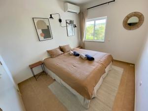 um quarto com uma cama grande num quarto em Serenity T3, 2 terraces seaview 600m beach na Praia da Luz