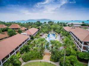 een luchtzicht op een resort met een rivier en palmbomen bij Bandara Resort and Spa, Samui in Bophut 