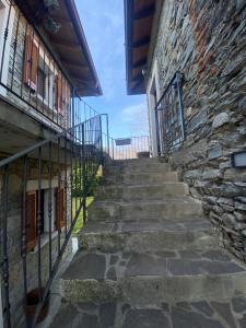 eine Steintreppe, die zu einem Gebäude führt in der Unterkunft Cascina Borgofrancone in Gera Lario
