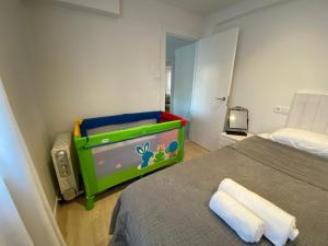 A bed or beds in a room at Acogedor Apartamento en zona privilegiada