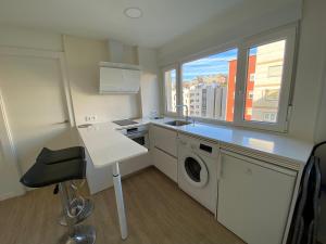 A kitchen or kitchenette at Acogedor Apartamento en zona privilegiada