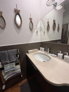 bagno con lavandino e specchio di Suite Luxury [Duomo - SanSiro] a Milano