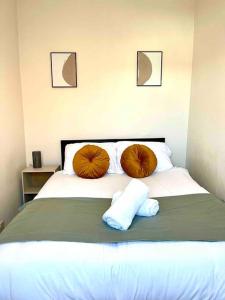 Een bed of bedden in een kamer bij Close to city centre-Quayside bright apartment