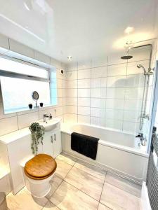 een badkamer met een toilet, een wastafel en een bad bij Close to city centre-Quayside bright apartment in Gateshead