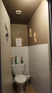 W pokoju znajduje się łazienka z białą toaletą. w obiekcie Le sapin rouge - Restaurant - bar - chambres d'hôtes w mieście Artigues +33 zdjęcia