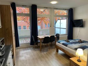 a bedroom with a bed and a table with chairs at Basement Küchgarten in Hamburg