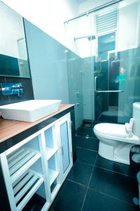 卡圖納耶克的住宿－Howick Residence，一间带水槽、卫生间和淋浴的浴室