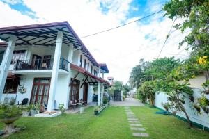 Blick auf den Innenhof eines Hauses in der Unterkunft Howick Residence in Katunayaka