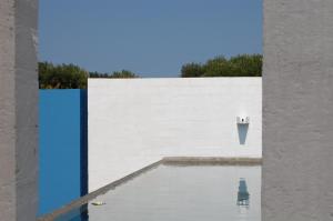 a shadow of a person standing in front of a white wall at Calcebianca in Ostuni