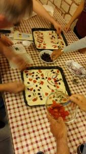 um grupo de pessoas preparando comida em uma mesa em Trulli Il Castagno em Martina Franca