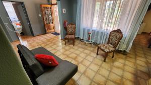 ein Wohnzimmer mit einem Sofa und 2 Stühlen in der Unterkunft Casa Feliz in Mokopane