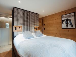 ein Schlafzimmer mit einem großen Bett in einem Zimmer in der Unterkunft Chalet 5★, 10 pers, spa extérieur & sauna, à 230m des pistes - FR-1-304-282 in La Clusaz