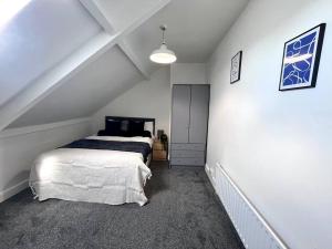 una camera da letto con letto in mansarda di 5 BDRM house less than 10 mins to Newcastle a Gateshead