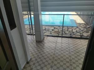 Vista de la piscina de Casa encantadora em João pessoa o alrededores