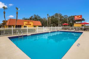a swimming pool at a resort with a restaurant at Econo Lodge in Live Oak