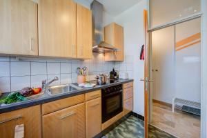 A kitchen or kitchenette at Top Of The Spots - Happy Rentals