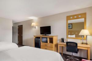 TV a/nebo společenská místnost v ubytování Quality Inn