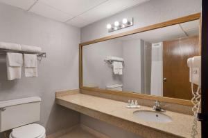 Koupelna v ubytování Quality Inn