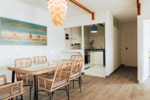 una cucina e una sala da pranzo con tavolo e sedie di Atenas Hotel Boutique a Paracas