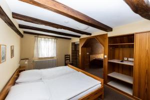 een slaapkamer met een groot bed in een kamer bij Gästehaus in der Brückenstraße Jagsthausen in Jagsthausen