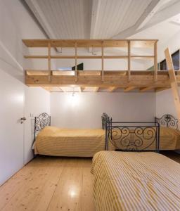 Palanda nebo palandy na pokoji v ubytování Charming 6-Bed Cottage in Geres National Park