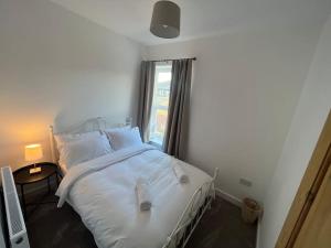 Un pat sau paturi într-o cameră la Stylish newly renovated home near Manchester City Centre