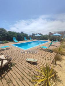 Bazén v ubytování La Tribu Ecolodge y Camping nebo v jeho okolí