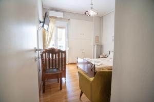 una camera con letto e sedia di Family apartment at Kalithea 2 bedrooms 4 pers ad Atene